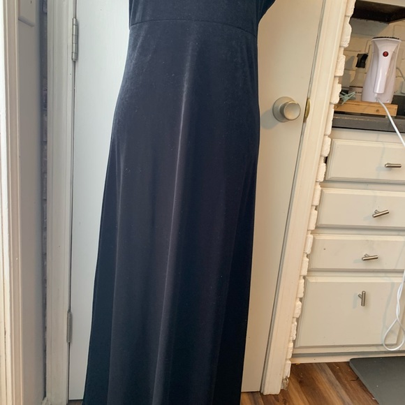 Amanda Smith petites short sleeve black velvet Valore stretch dress - Picture 2 of 10